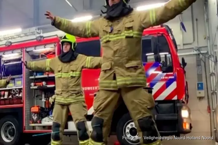 Dansende brandweer in Akersloot waarschuwt: &#39;Houd afstand!&#39;