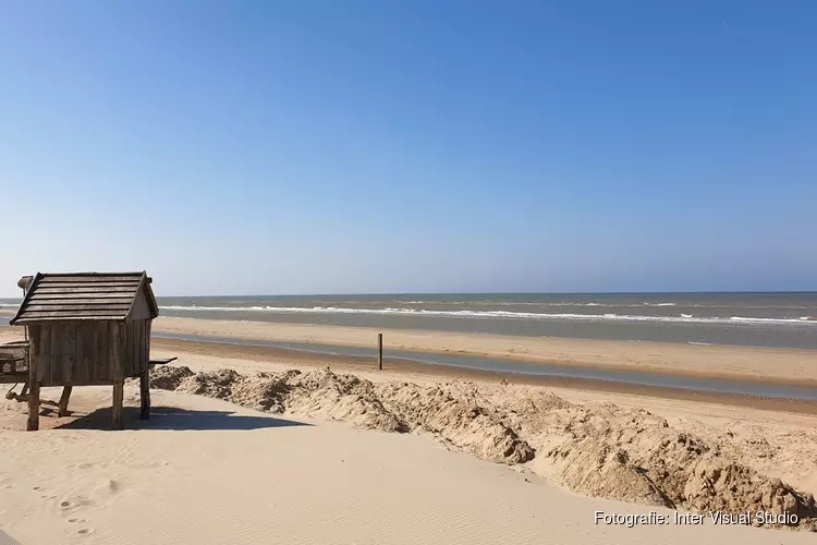 Gastvrouwen voor badgasten: Gemeente Castricum zet goed gesprek in voor 1,5 m afstand aan het strand