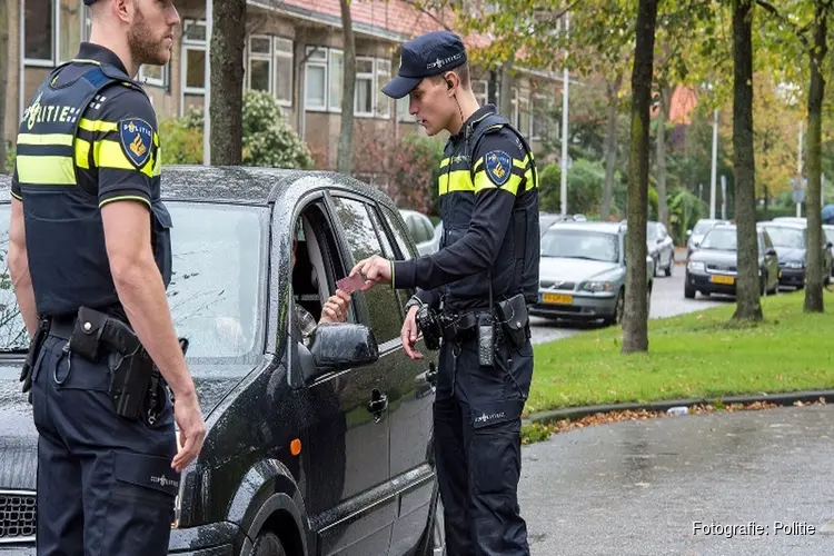 Politiemensen houden bestuurder onder invloed twee keer aan