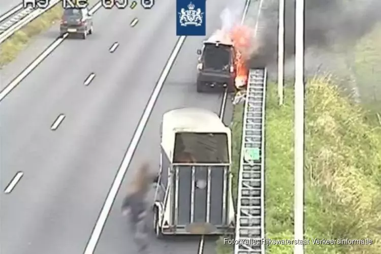 Auto met paardentrailer in brand op A9, weg weer vrij