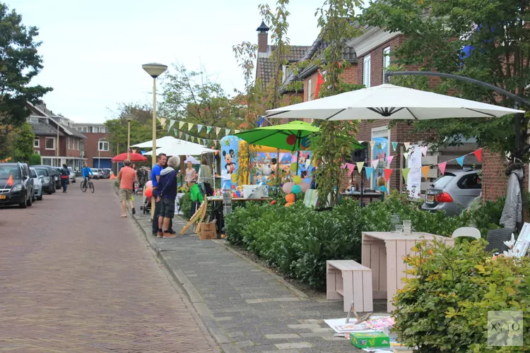 De Henri Schuytstraat in Castricum viert Burendag met een rommelmarkt.