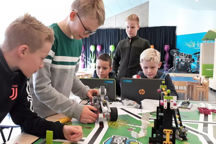 Robots programmeren op kindcentrum Helmgras