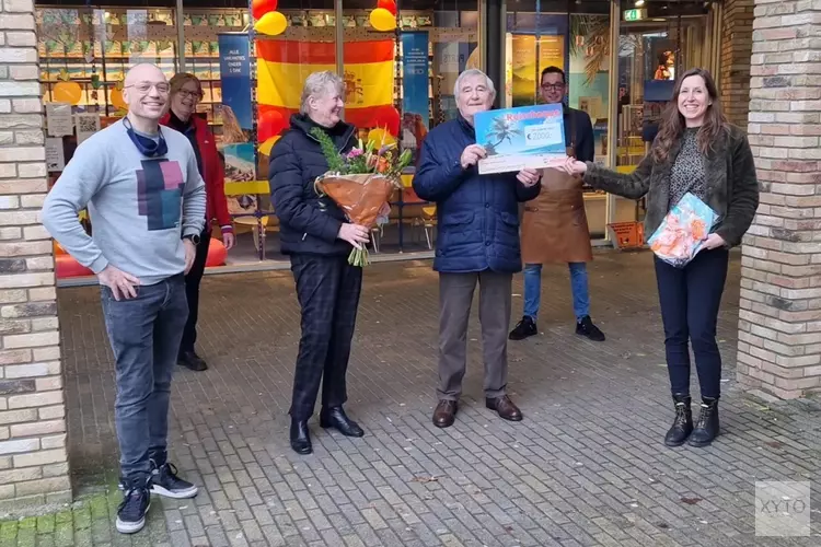 Familie Dijkstra wint reischeque Winkelcentrum Geesterduin