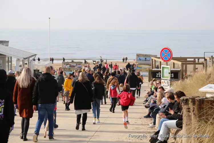 Drukte op het strand in Castricum