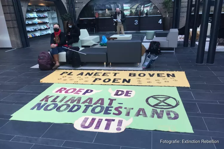 Extinction Rebellion houdt sit-in bij gemeentehuis Castricum