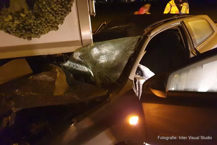 Auto rijdt achter op trailer op A9, bestuurder met schrik vrij