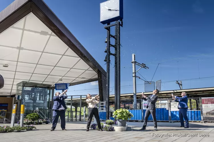 Station Castricum officieel geopend met muziekstuk carillon 