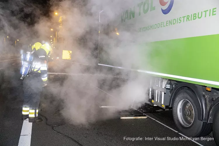 Koeling van trailer vrachtwagen in de brand langs de A9