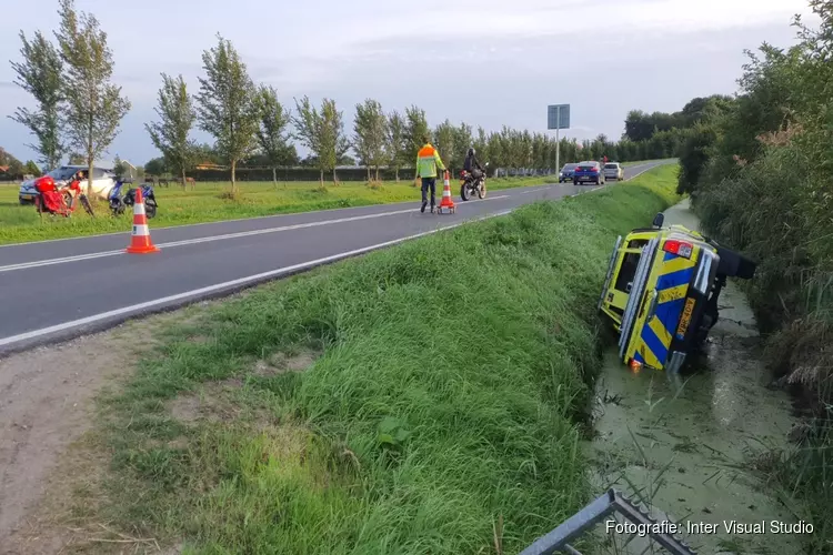 Voertuig Rijkswaterstaat te water in Akersloot