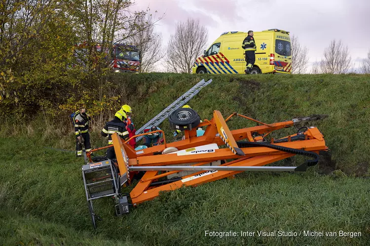 Hoogwerker breekt los van wagen en raakt fietser in Uitgeest