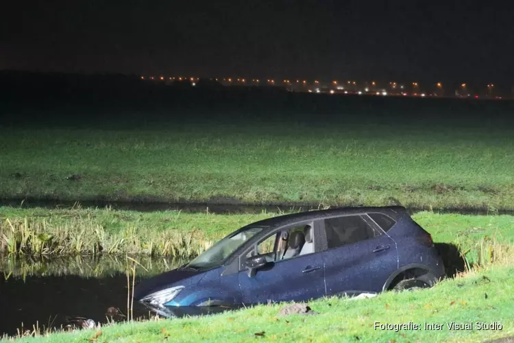 Automobiliste in Limmen uit auto gehaald door buurtbewoonster