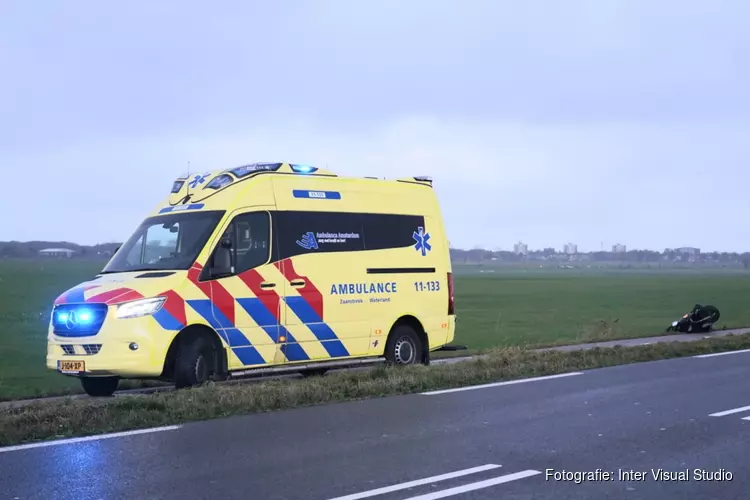 Twee scooterrijders botsen in Castricum