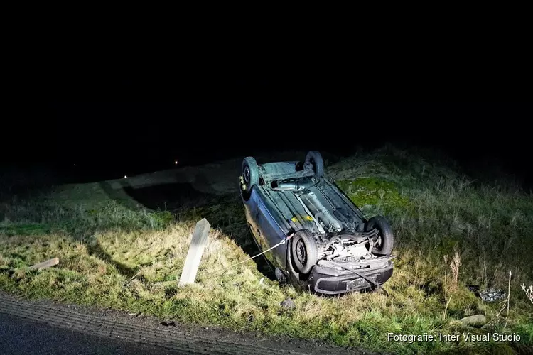 Auto over de kop, bestuurder komt met de schrik vrij