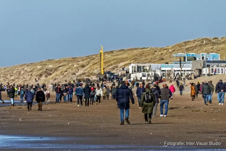 Zonovergoten dag zorgt voor drukte aan strand