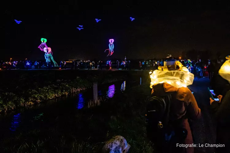 15.500 wandelaars genieten van lichtspektakel Fjoertoer Egmond