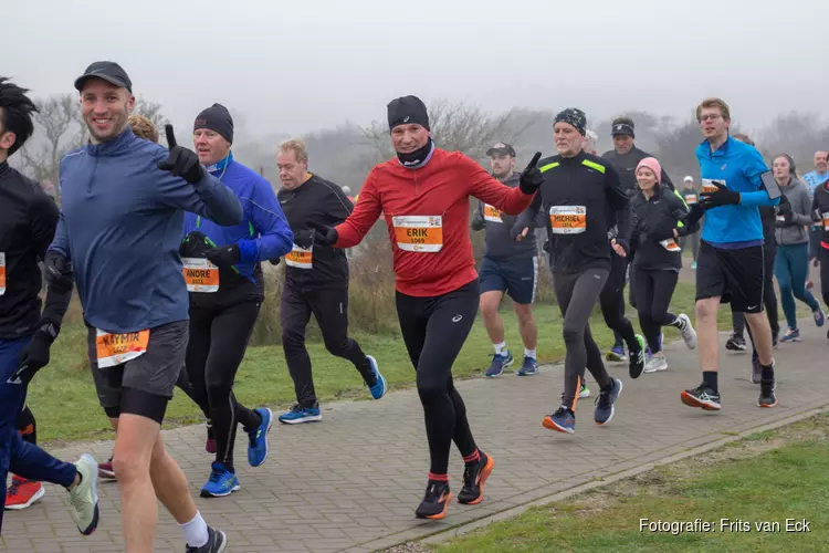 Winters hardloopweer tijdens uitverkochte Pre-Run NN Egmond Halve Marathon