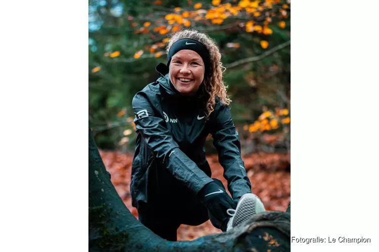 Hardloopfenomeen Nienke Brinkman aan start van NN Egmond Halve Marathon