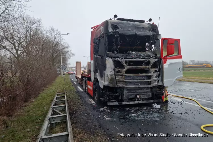 Vrachtwagen vliegt in brand op N203 bij Uitgeest