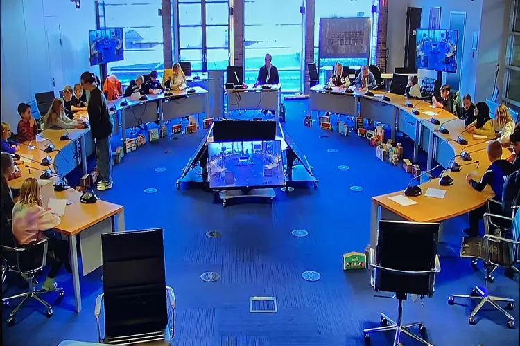 Leerlingen kindcentrum Helmgras bouwen stad in de raadzaal