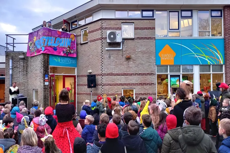 Spetterend carnaval op kindcentrum Helmgras