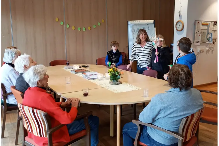 Leerlingen kindcentrum Helmgras verrassen ouderen in De Boogaert