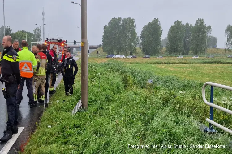 Auto te water gereden langs N203 in Uitgeest