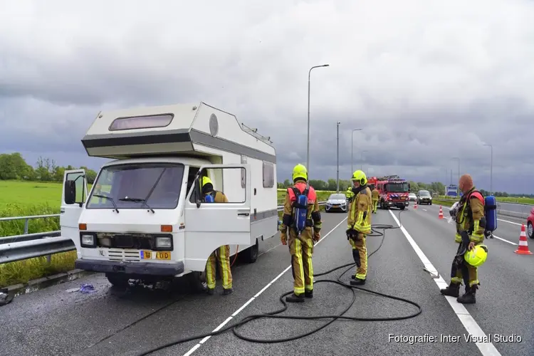 Rijdende camper vliegt in brand op A9