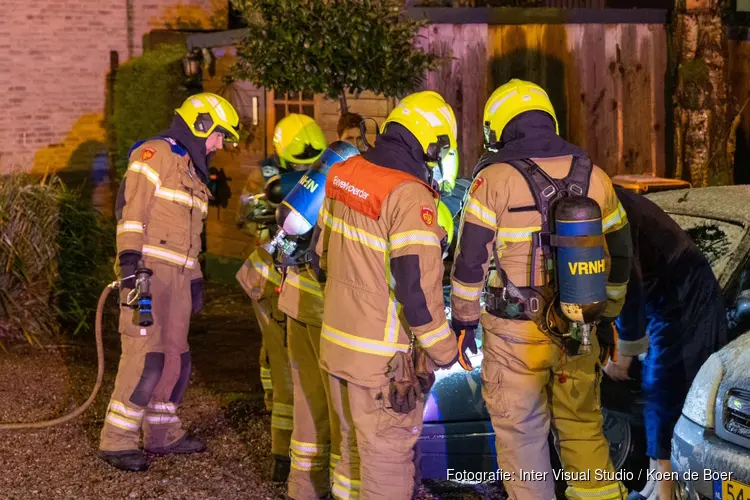 Beginnende autobrand aan Rijksweg in Limmen