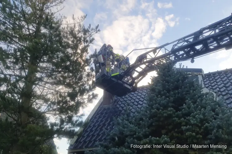 Bewoonster slaapt tijdens schoorsteenbrand in Akersloot