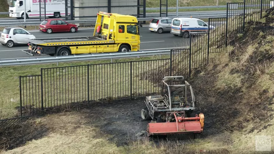 Landbouwvoertuig brand af naast A9