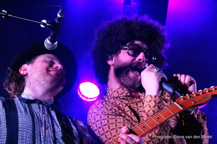 Rilan & The Bombardiers sensationeel in eigen huis