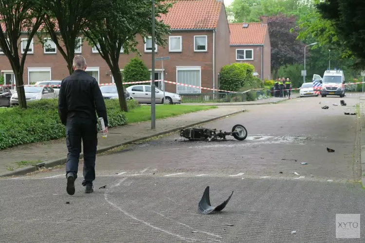 Snorscooter aangereden, brokstukken door hele straat