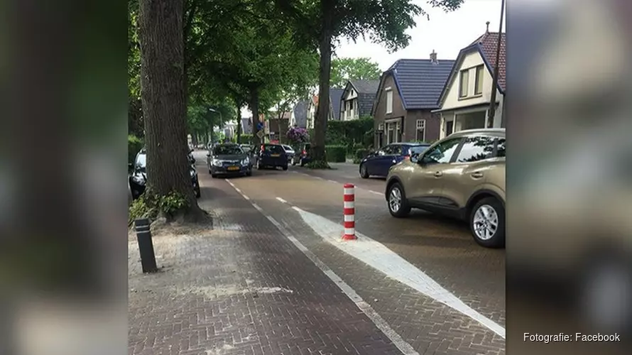 Eerste ongeluk bij net geplaatste paaltjes op Stationsweg Heiloo