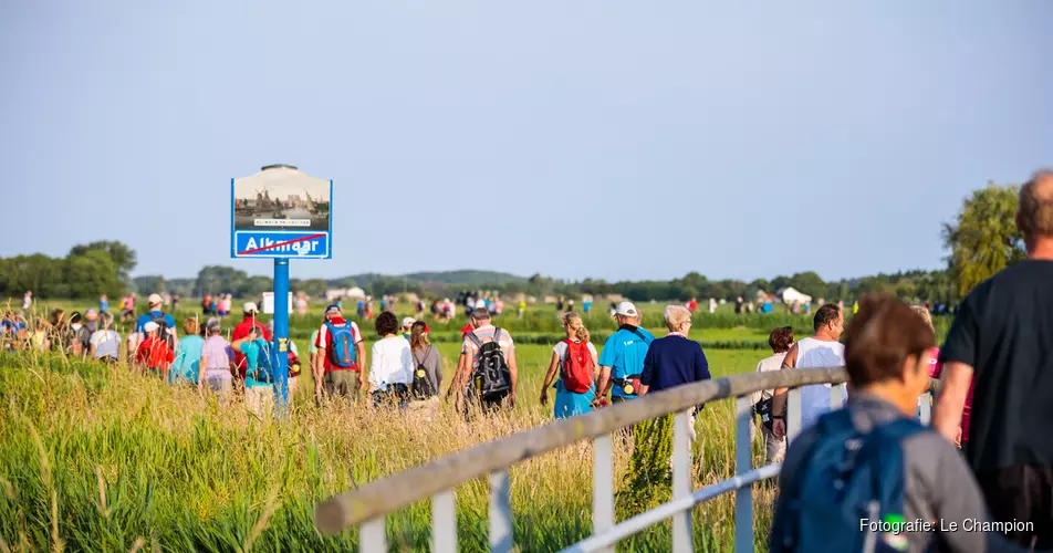 Wandelaars trotseren de wind: "M&#39;n krullen zijn er helemaal uitgewaaid"