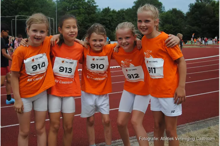 Meisjes pupillen C Atletiek Vereniging Castricum lopen 22 jaar oude clubrecord uit de boeken