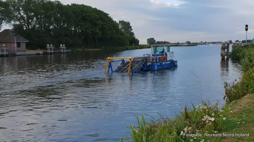 Recreatieschap maait waterplanten Alkmaarder- en Uitgeestermeer