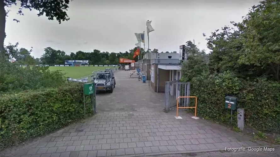 Verdorde voetbalvelden VV Limmen door verkeerde onkruidbestrijding: "Jerrycan Roundup van 14 jaar oud is gebruikt"