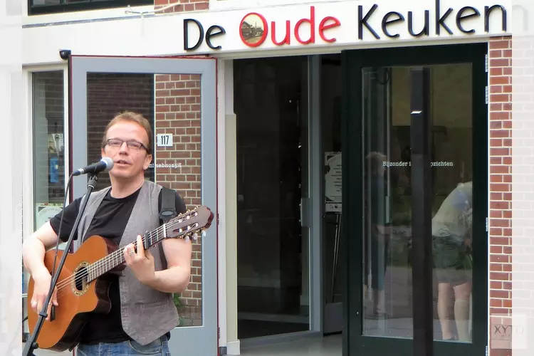 Edouard met koor in De Oude Keuken