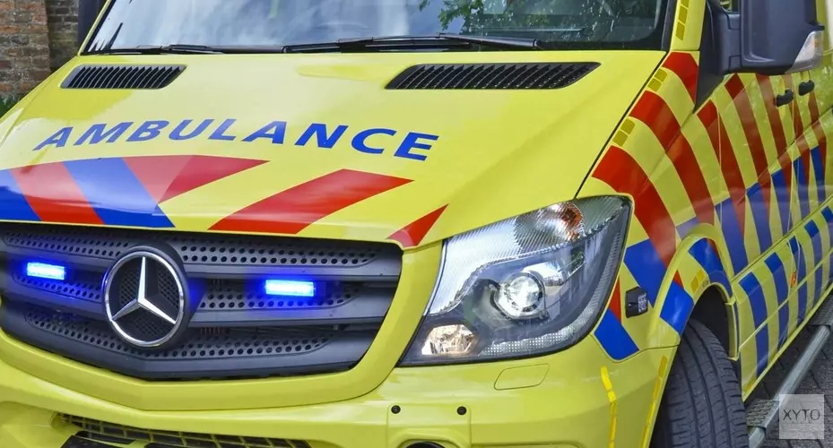 Zwaargewonde bij botsing tussen scooter en auto in Limmen