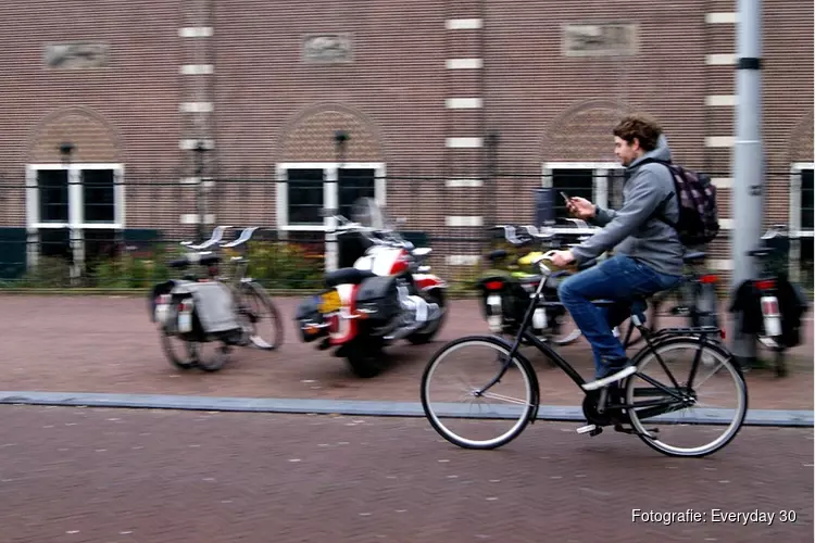 Straks krijg je ook een boete voor appen op de fiets