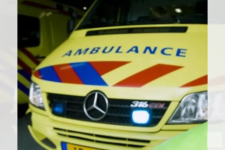 Ambulance vast in de modder(video)