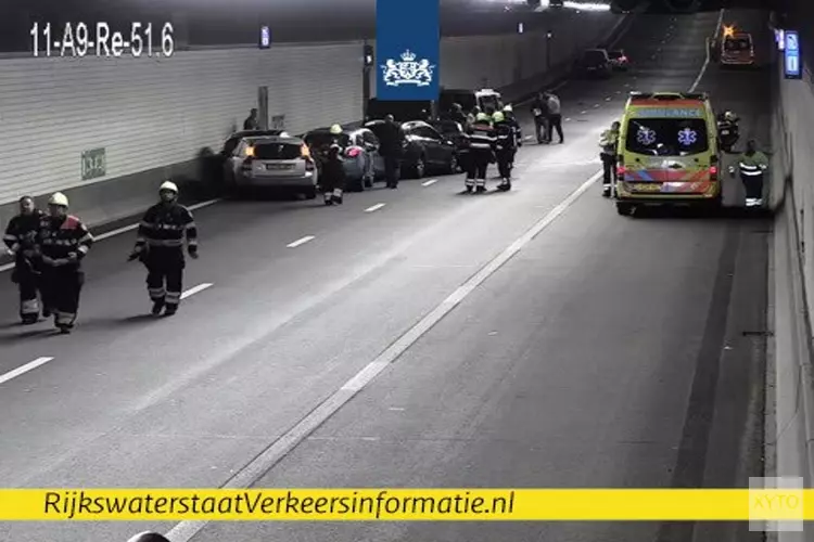 Tenminste zeven auto&#39;s botsen op elkaar in Wijkertunnel