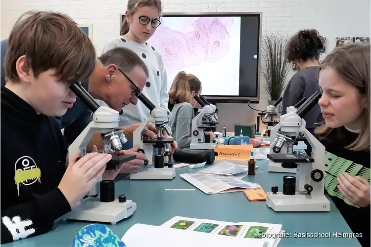 Leerlingen basisschool Helmgras op zoek naar hun DNA